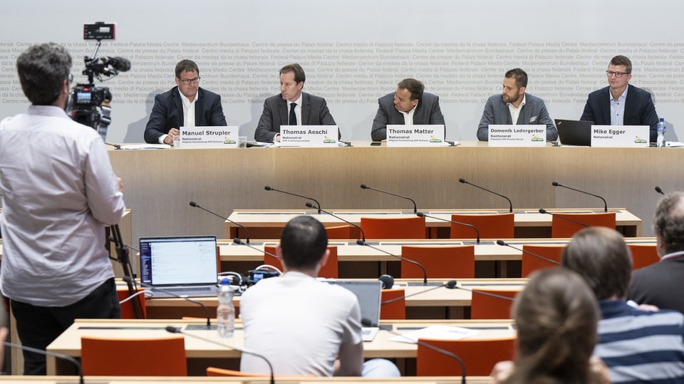 SVP-Nationalräte Manuel Strupler, Thomas Aeschi, Thomas Matter, Kantonsrat Domenik Ledergerber und Mike Egger an der MK.