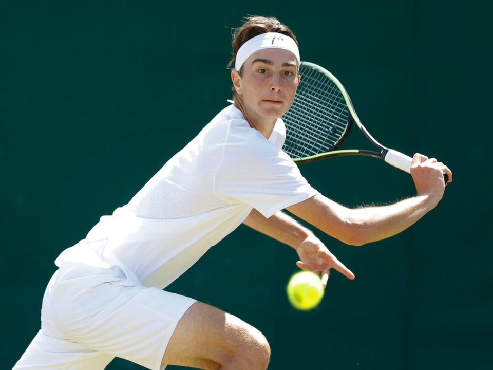 Tennisspieler Kilian Feldbausch vor einem Schlag.