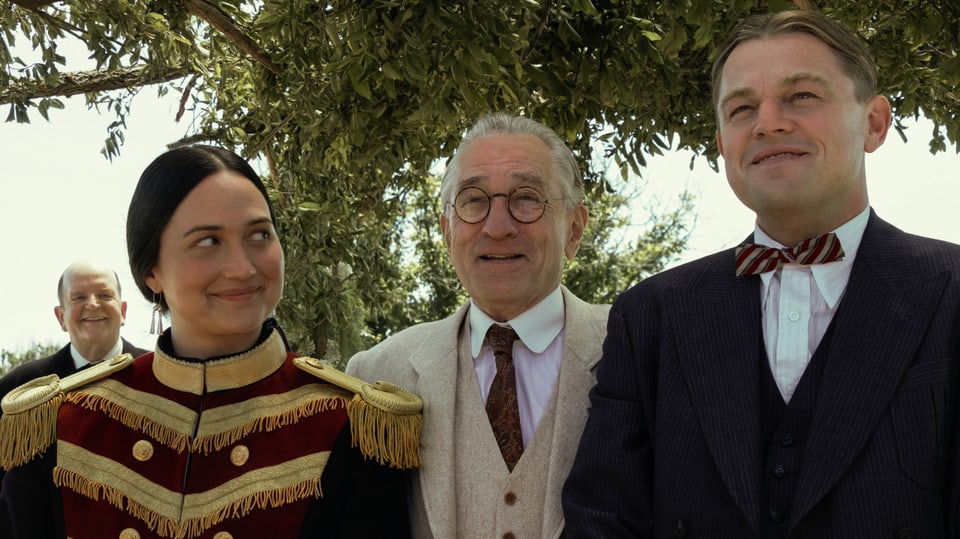 Motiviert von seinem Onkel William (Robert De Niro), heiratet Ernest (Leonardo DiCaprio) Mollie (Lily Gladstone).