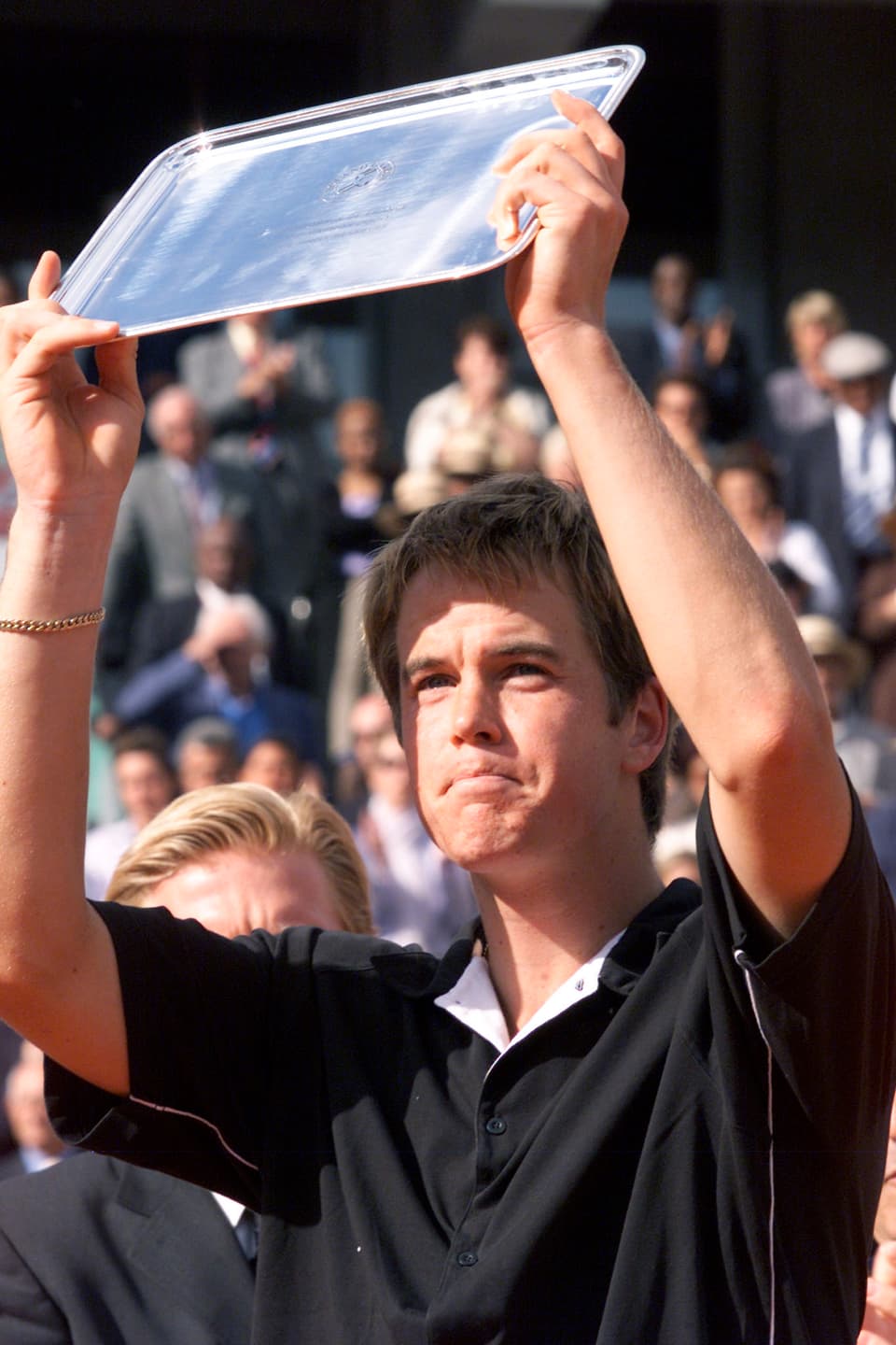 Magnus Norman nach dem Paris-Final 2000 mit der Trophäe für den Zweitplatzierten.