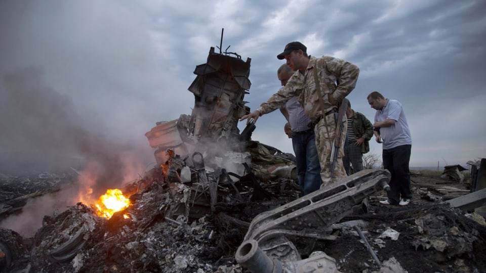 Zerstörte Flugzeugteile der MH17