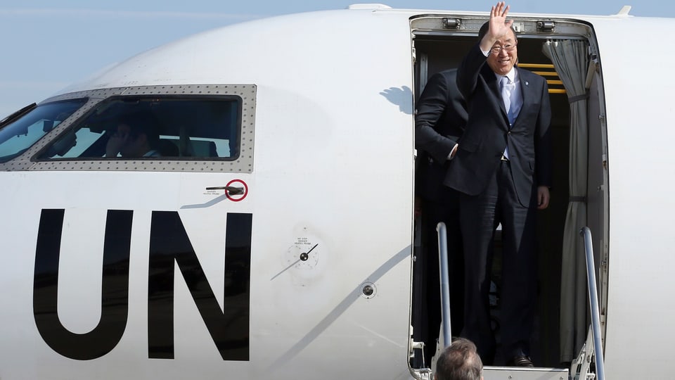Ban Ki Moon am Uno-Flugzeug.