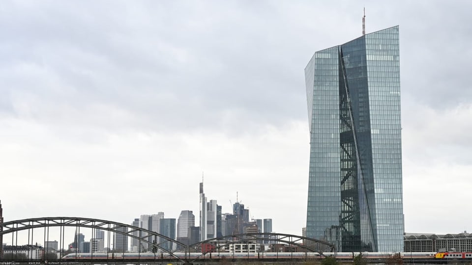 Die Zentrale der Europäischen Zentralbank (EZB) vor den Hochhäusern der Bankenstadt in Frankfurt am Main. 