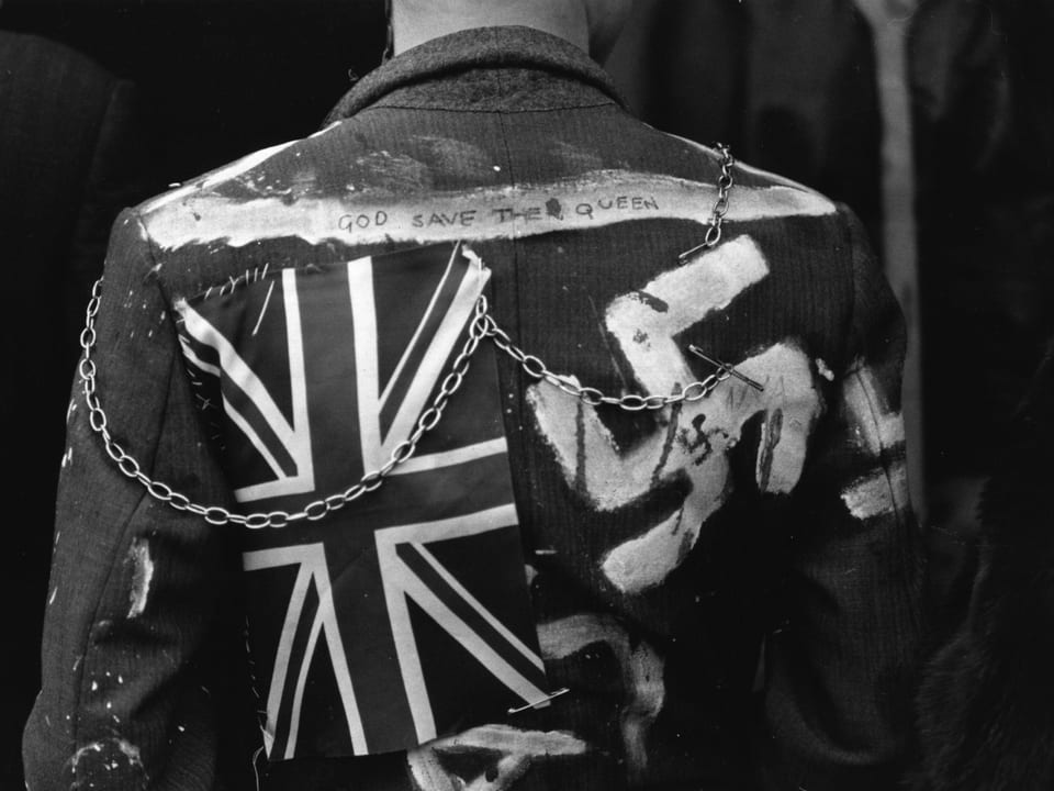 Eine alte Aufnahme einer Lederjacke mit Union Jack und Hakenkreuz.