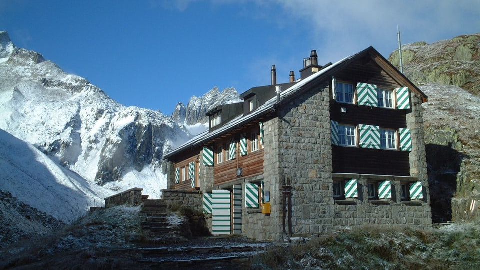 Etzlihütte mit Gletscher im Hintergrund.