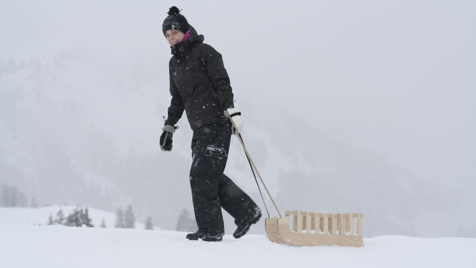 Christa Rüetschi mit ihrem Schlitten im Schnee