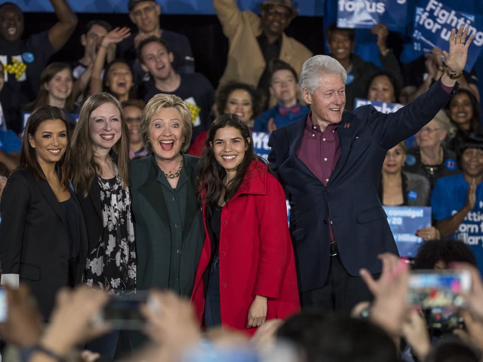Eva Longoria, Chelsea Clinton, Hillary Clinton, Schauspielerin America Ferrera und Bill Clinton auf der Bühne.