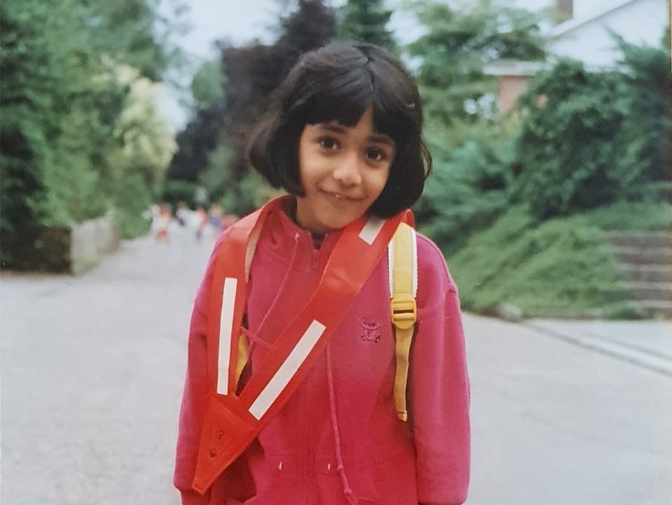 Tama Vakeesan mit einem Schulbändel.