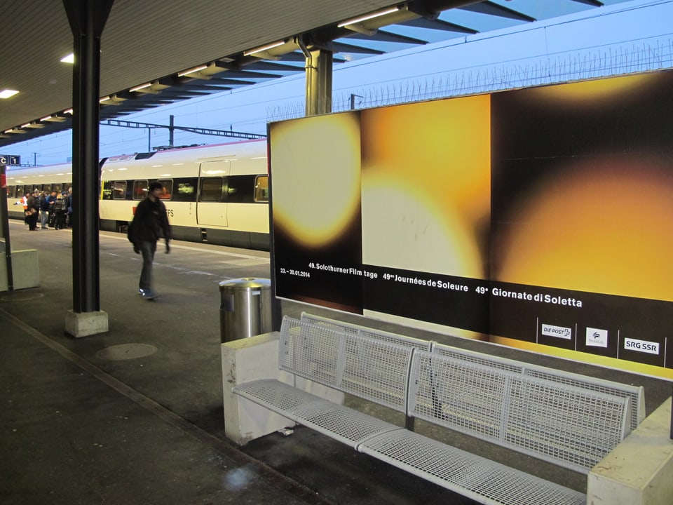 Plakat der Filmtage am Solothurner Bahnhof.