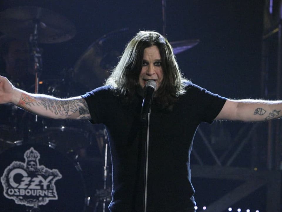 Ozzy Osbourne auf der Bühne am singen.