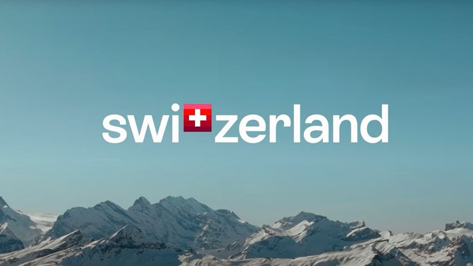 Schweizer Alpen mit dem Wort 'Switzerland' und Schweizer Flagge im Vordergrund.