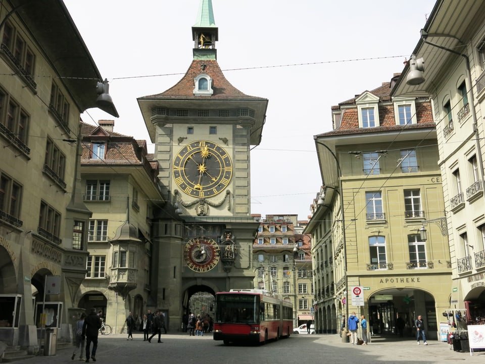 Zu sehen ist der Berner Zytglogge und ein 12er-Bus.