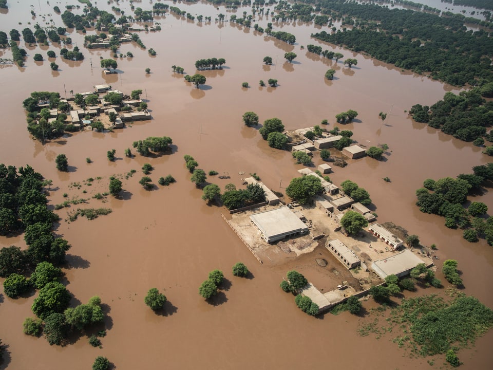 Luftaufnahme einer überschwemmten Wohngegend nach einer Flut in der Provinz Punjab in Pakistan .