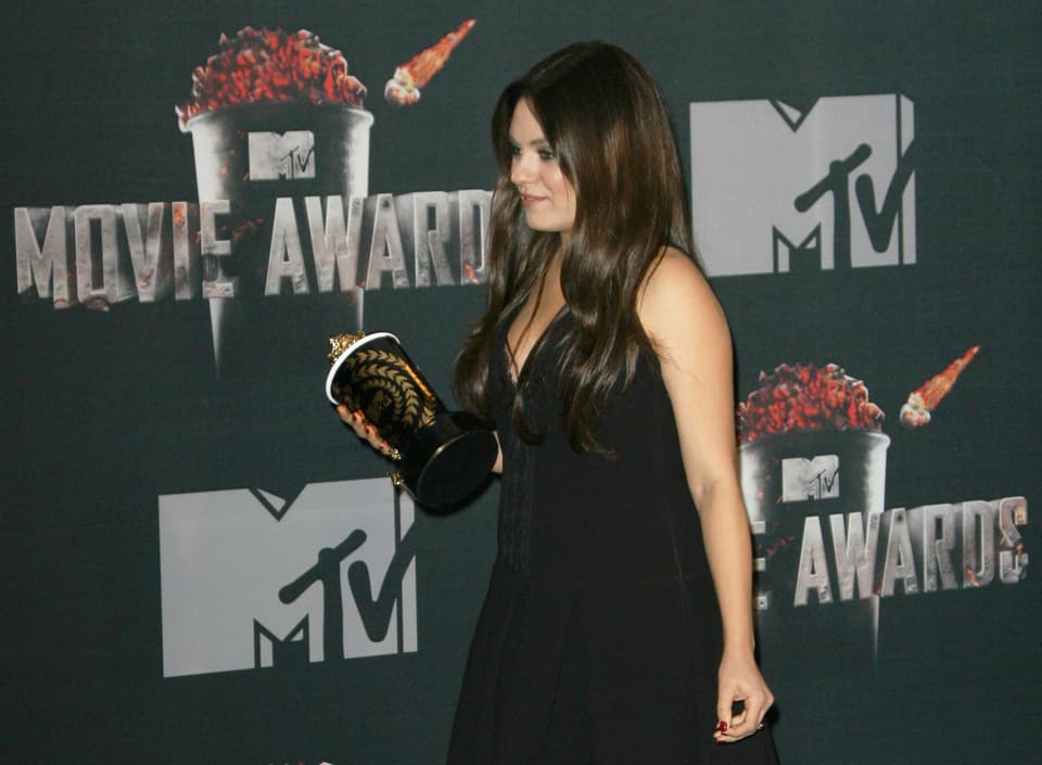 Mila Kunis mit ihrem MTV Movie Award für den besten Filmbösewicht.