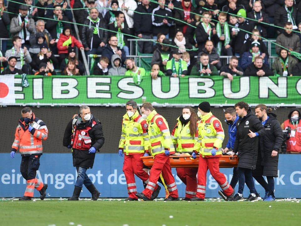 Cédric Brunner auf der Bahre