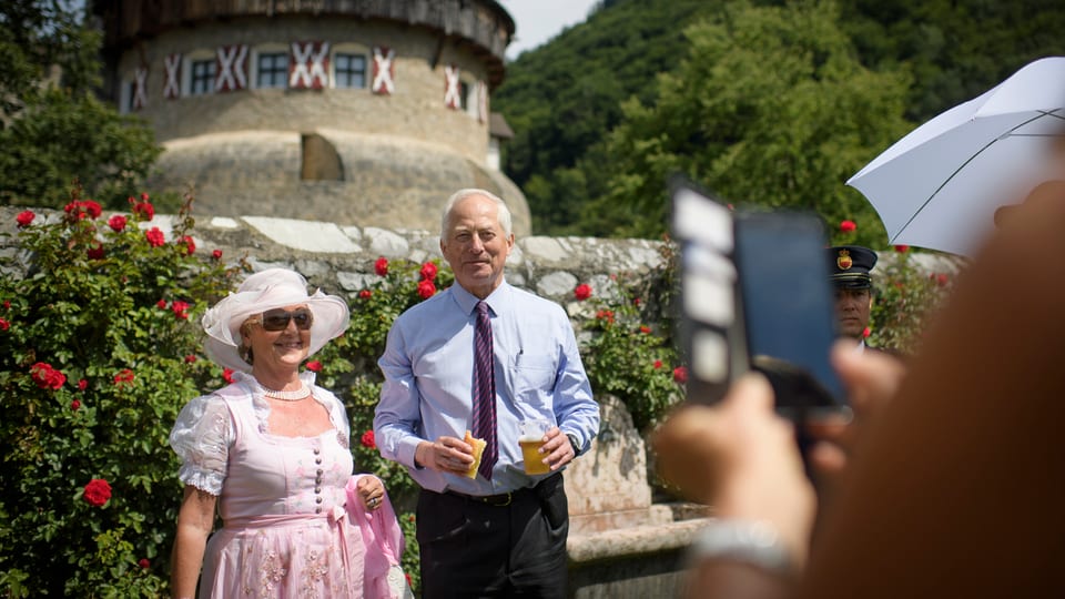 Fürst Hans-Adam II. von Liechtenstein laesst sich mit Gästen fotografieren am Liechtensteiner Staatsfeiertag, am Dienstag, 15. August 2017, in Vaduz.