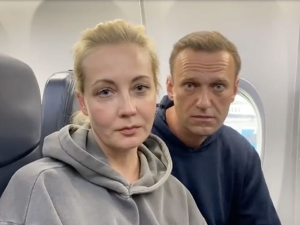 Zwei Menschen sitzen in einem Flugzeug