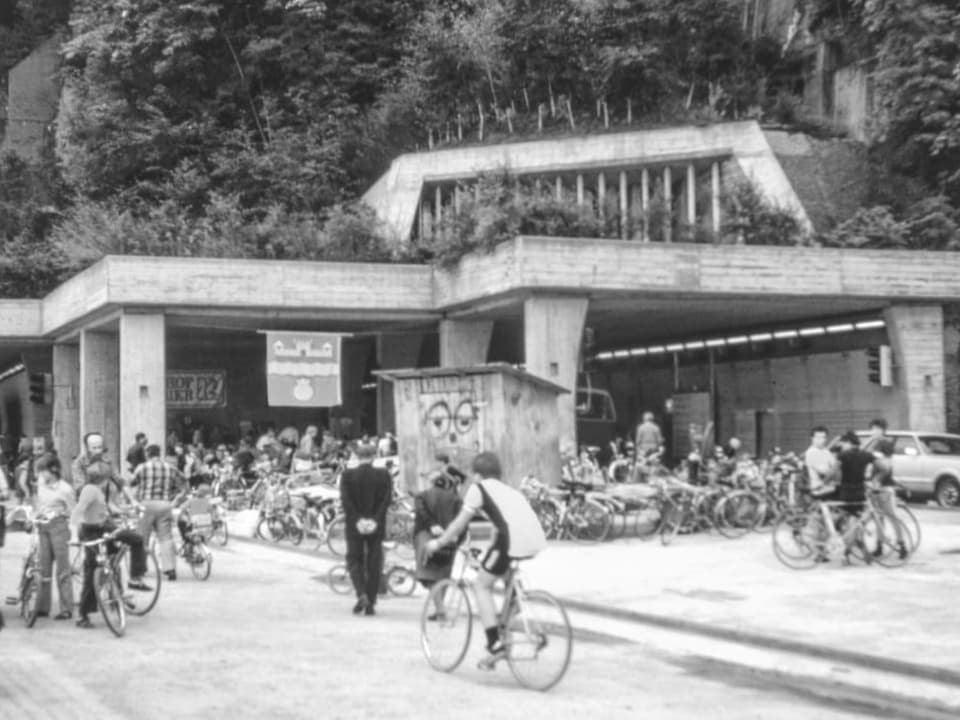 Tag der offenen Baustelle auf dem Viadukt vor dem Portal des Seelisbergtunnels im September 1980.