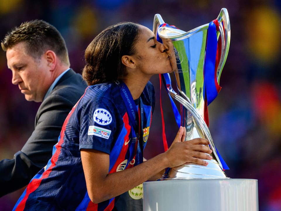 Salma Paralluelo küsst die Champions-League-Trophäe.