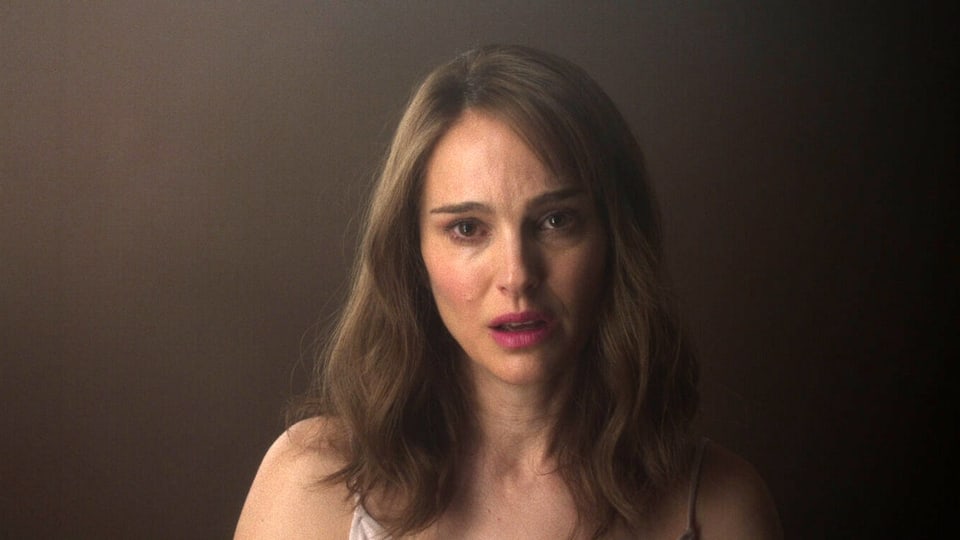 Elizabeth (Natalie Portman) blickt in den Spiegel, während sie versucht, das Lispeln ihres Studienobjekts nachzuahmen.