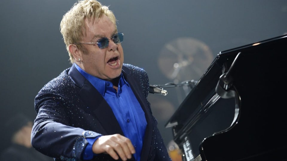 Elton John auf einer Bühne.