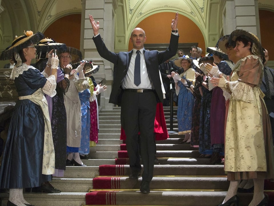 Berset läuft eine Treppe hinunter mit hochgestreckten Armen