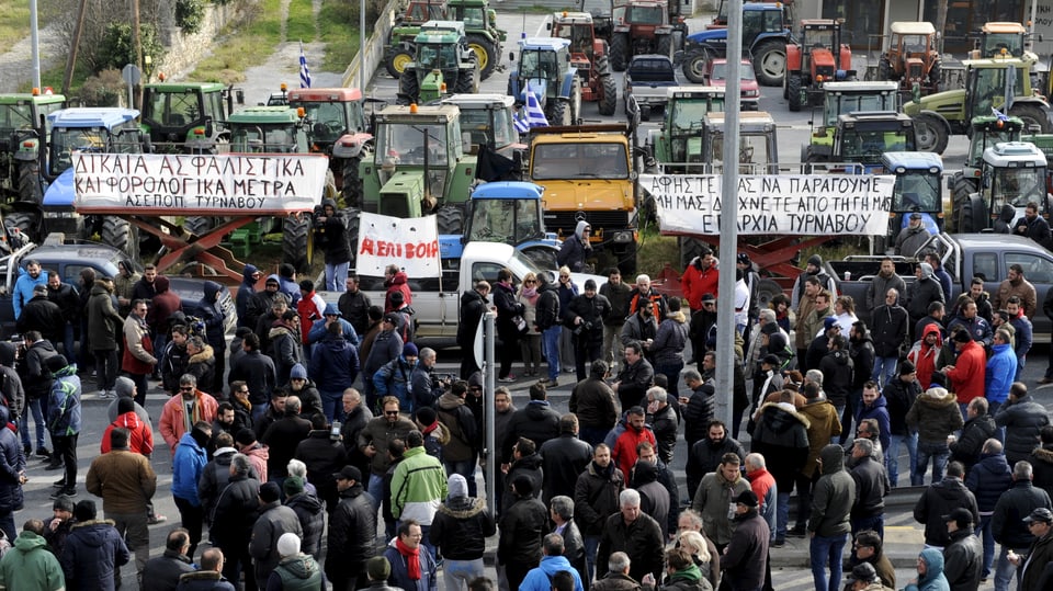 Menschenmenge und Traktoren blockieren Autobahn