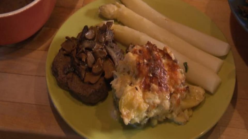 Yack-Filet mit Gratin dauphinois und Spargeln