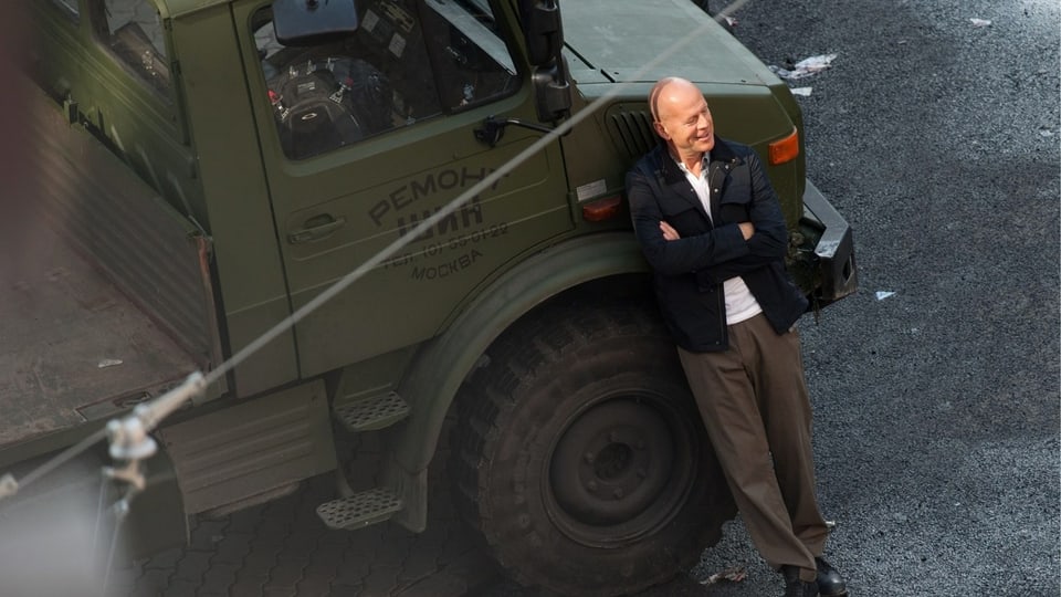 Der Schauspieler Bruce Willis lehnt an einen russsischen Truck an, während der Dreharbeiten für den Film «Die Hard»