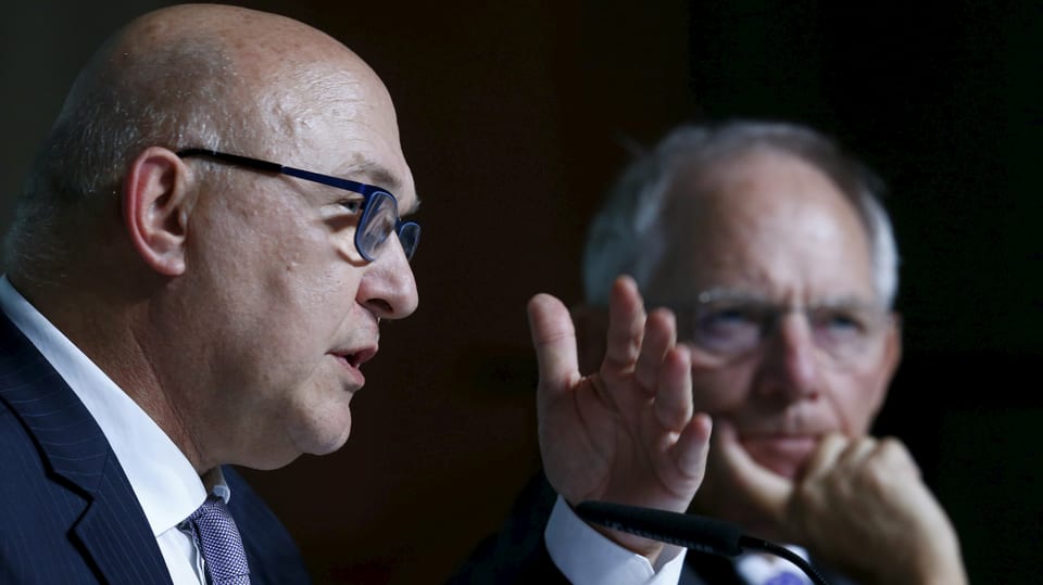 Frankreichs Finanzminister Sapin (vorn) und sein deutscher Amtskollege Schäuble.