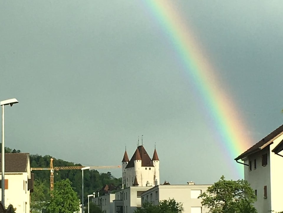 über dem Schloss von Thun ein Regenbogen