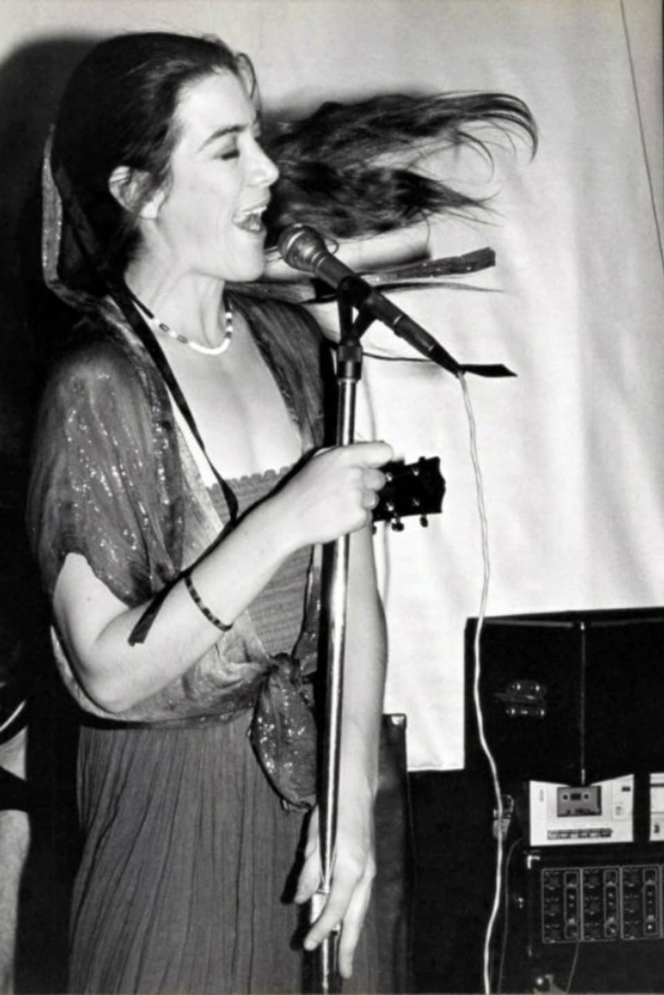 Sue Barker singt an einem Konzert.