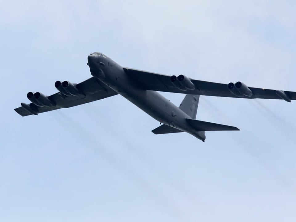 Ein Bomber (grosses Flugzeug) fliegt in der Luft.