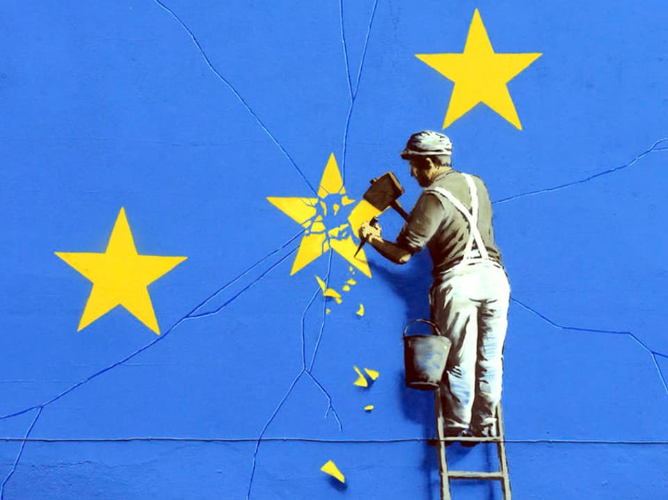 Auf einem Wandgemälde ist ein Mann abgebildet, der einen Stein aus dem Sternenkreis Europas herausmeisselt.