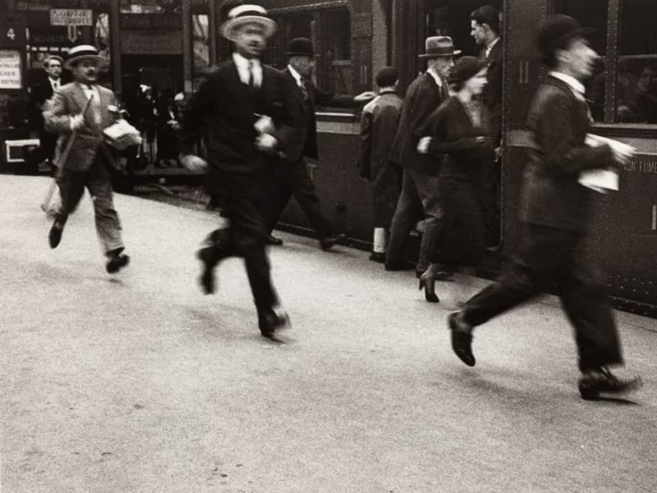 Altes Bild von Männern, die auf den Zug rennen.