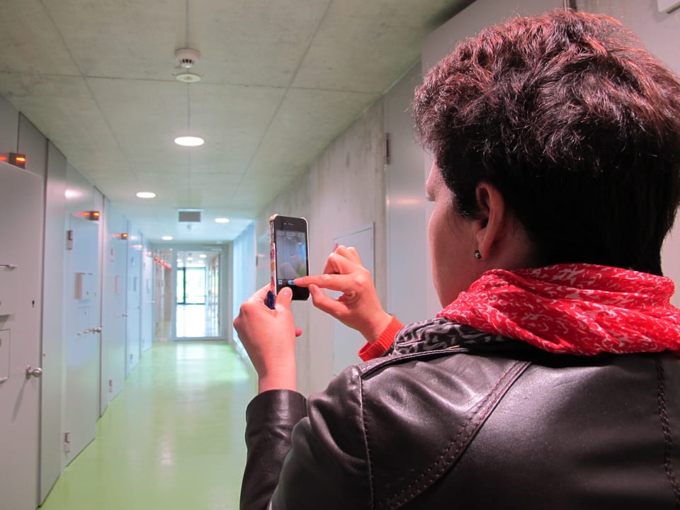 Ein Gefängnis von Innen betrachten – zum Glück nur besuchsweise: Reporterin Andrea Affolter macht Fotos vom Zellengang.