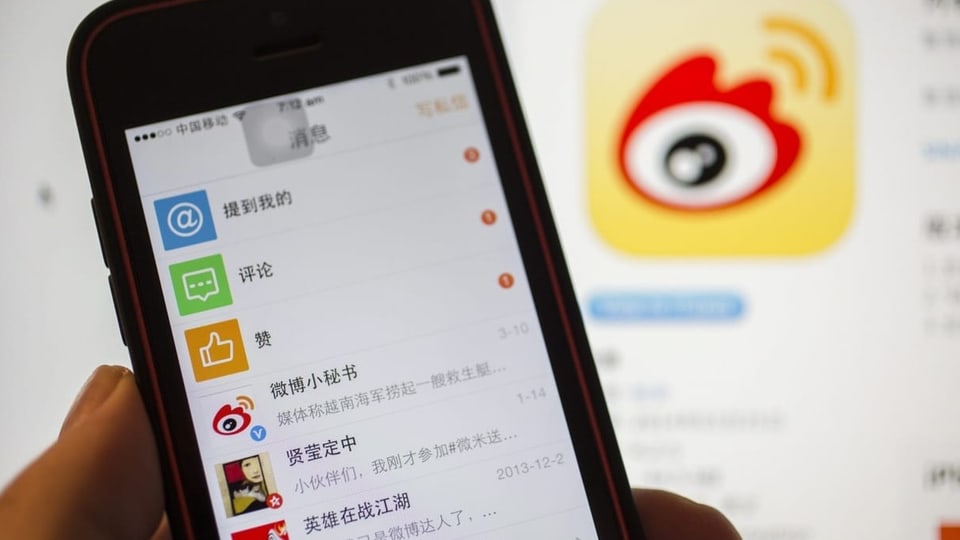Ein Smartphone mit dem Weibo-Symbol, eine Art Auge mit oben gewellter Umrandung