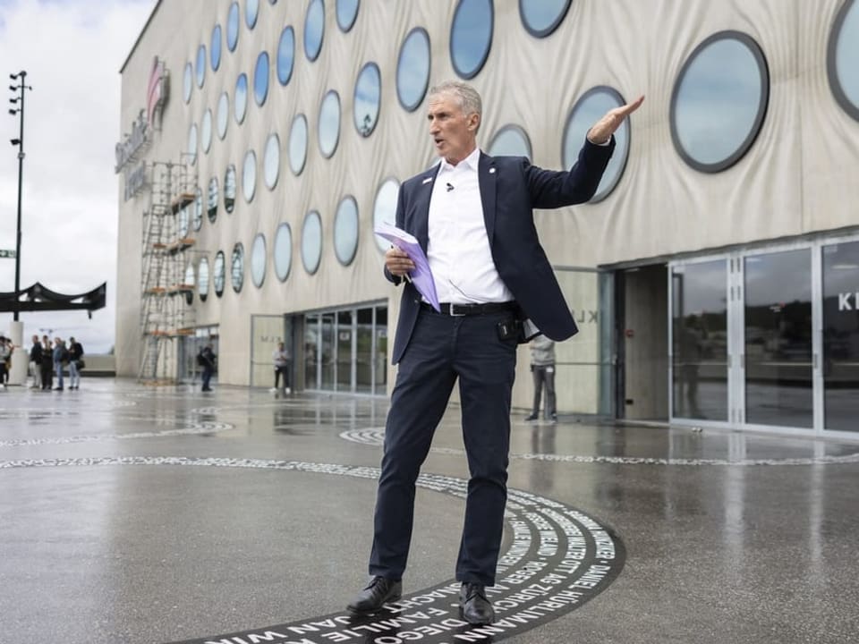 ZSC-CEO Peter Zahner steht vor dem neuen Eishockeystadion in Zürich-Altstetten