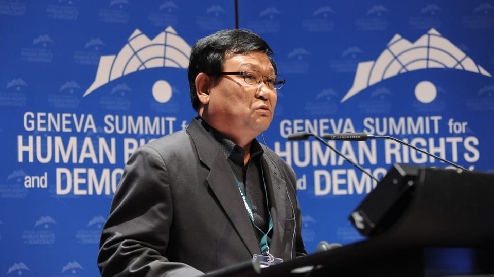 Lee Young Guk an einem Rednerpult.