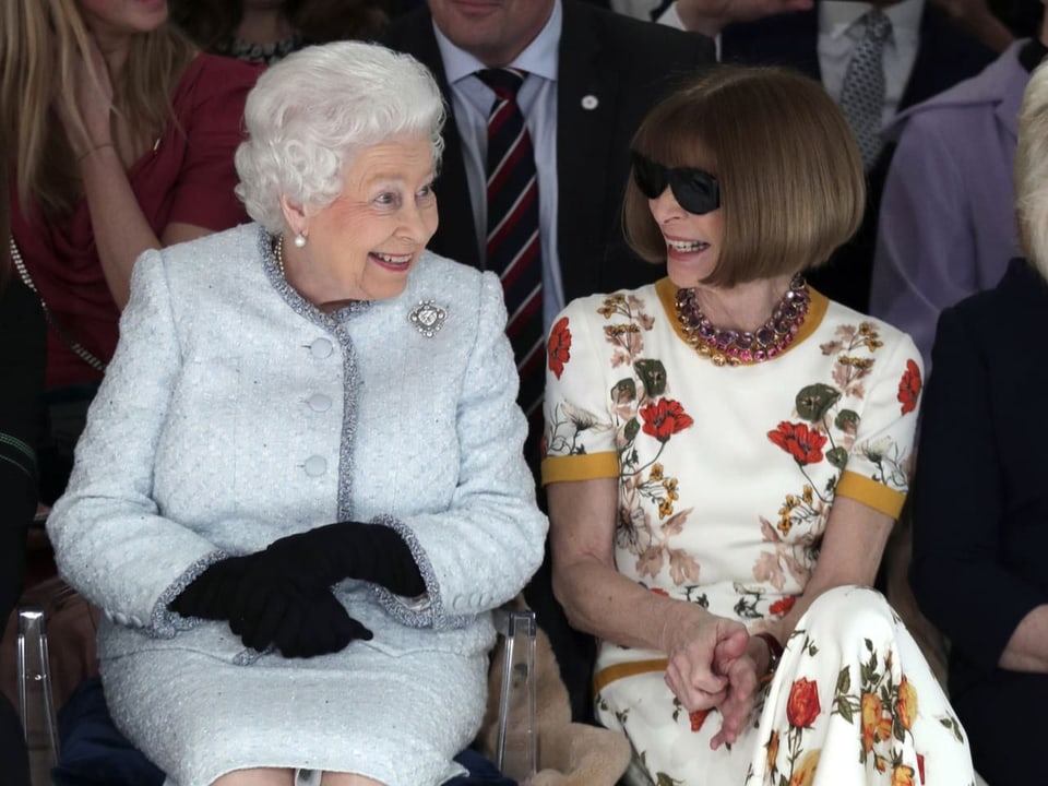 London Fashion Week 2018: Queen Elizabeth II. sitzt an einer Modeschau neben Anna Wintour, Chefredaktorin der US-Vogue. 