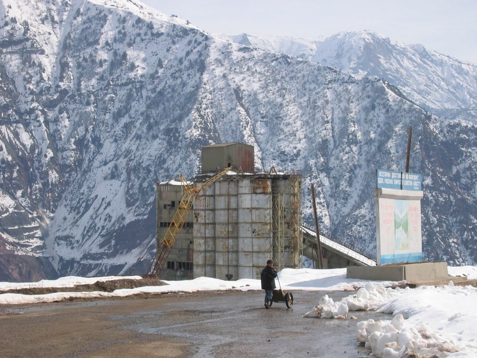 Unfertiger Staustamm von Rogun. Im Hintergrund sieht man die Berge.