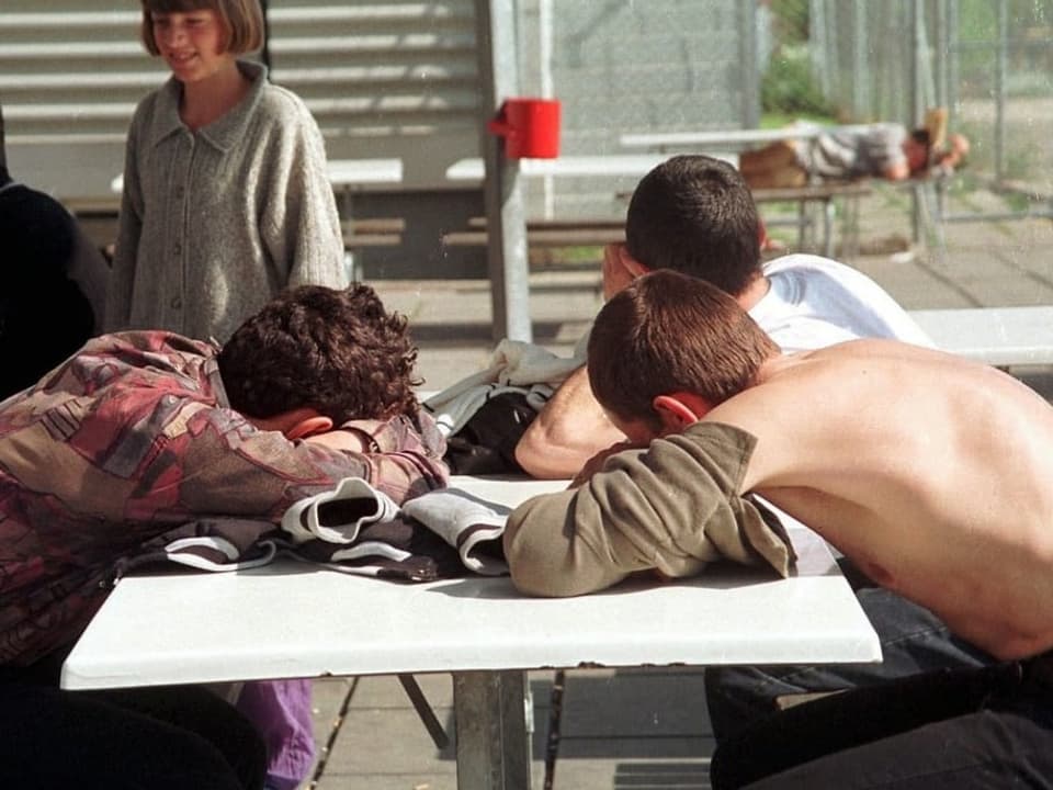 rschöpfte Flüchtlinge warten in Basel darauf, wie es weitergeht, Mai 1999.
