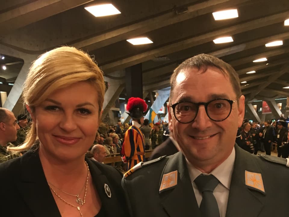 Das Bild zeigt die Kroatische Präsidentin sowie ein Militärmann.
