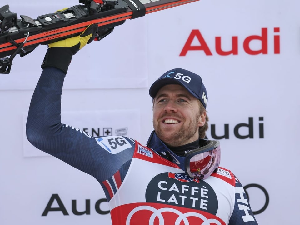 Aleksander Kilde jubelt mit den Ski in seiner rechten Hand.