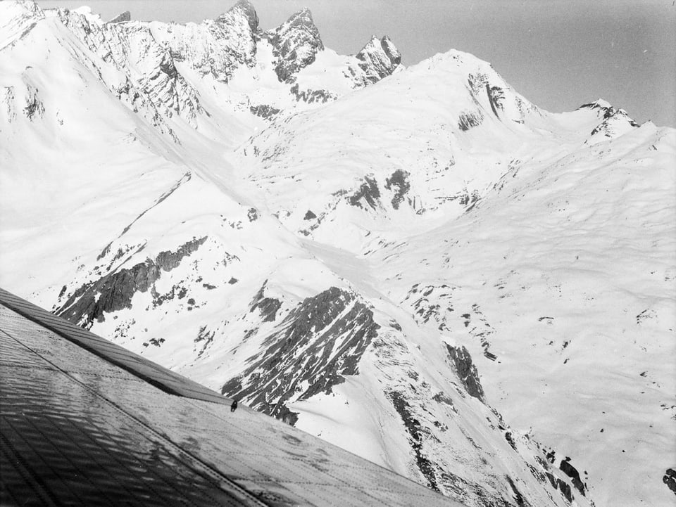 Verschneite Bergkette aus dem Flugzeug fotografiert.