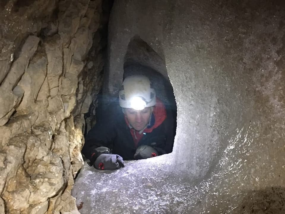 Lütscher kriecht durch ziemlich kleines Eisloch. 