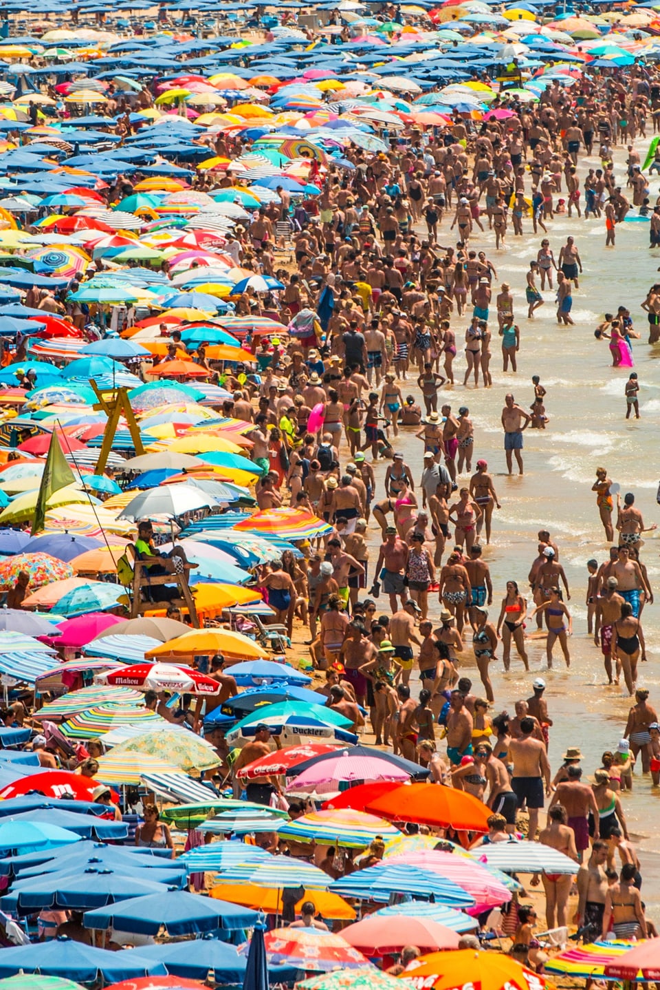 Ein völlig überfüllter Strand.