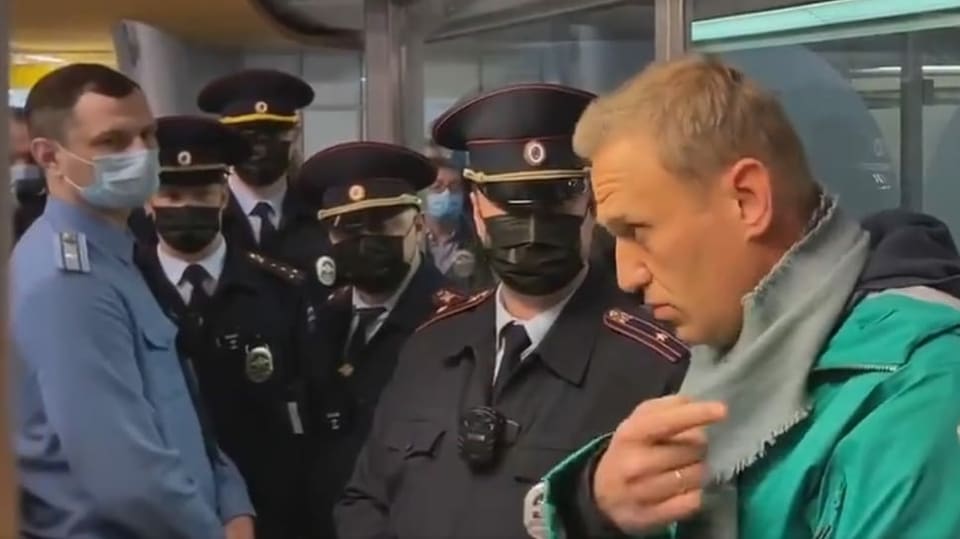 Nawalny und uniformierte Sicherheitskräfte.