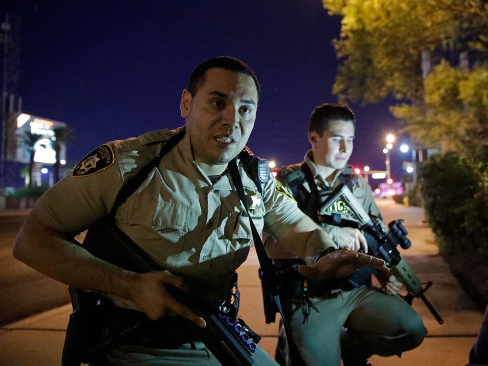 Polizeibeamte in Las Vegas sperren einen Gehsteig.