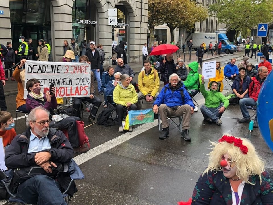 Sitzstreik von Klimademonstrierenden auf der Uraniastrasse
